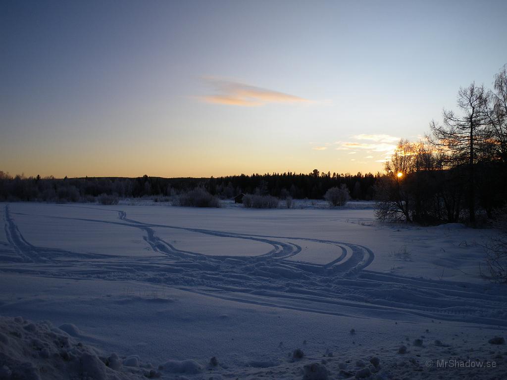 IMGP0154.JPG - 2008-12-29  13:33  Bara en bild på en sjunkande sol och en massa skoterspår.  -14 grader är det..