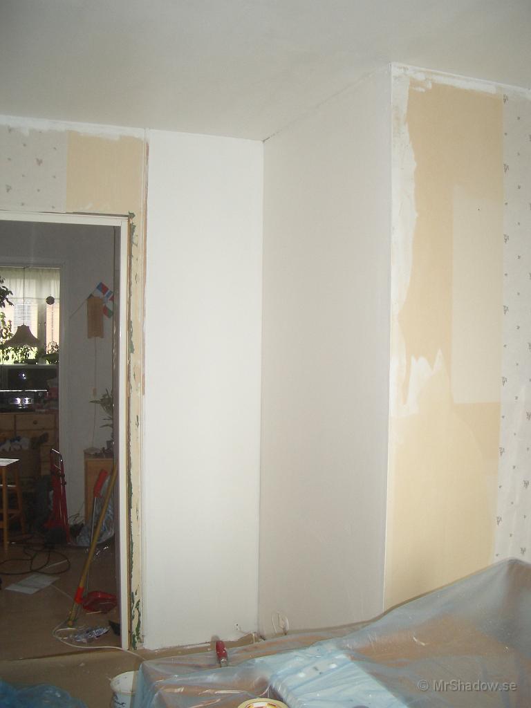 IMGP2269.JPG - Med vitmålad vägg där kyl och frys skall stå och ny vit färg i taket, så börjar det ju se ganska bra ut